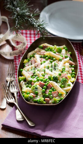 Cuocere la pasta con prosciutto, broccoli e piselli Foto Stock