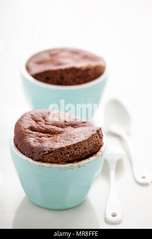 Cioccolato in souffles ramekins Foto Stock