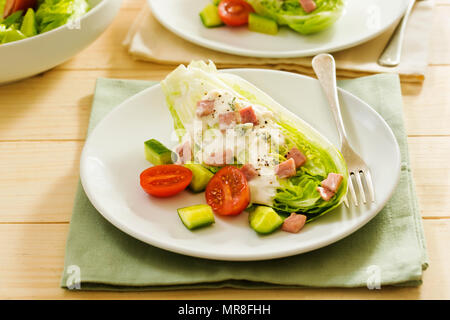 Cuneo Classic con insalata di pomodori, cetrioli, la pancetta e il condimento a base di formaggio erborinato Foto Stock