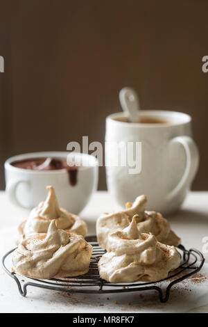 Caffè meringhe con salsa al cioccolato Foto Stock