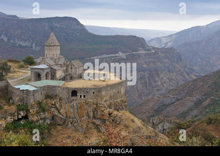 Tatev monastero con la chiesa di Surp Poghos-Petros (St. Paolo e di San Pietro) si siede sul bordo del Canyon Vorotan in un giorno nuvoloso in autunno, Armenia Foto Stock