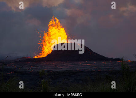 Un fuso fontana di lava fuoriesce liquido magma centinaia di piedi in aria a Leilani Estates area residenziale dalla eruzione del vulcano Kilauea Maggio 23, 2018 in Pahoa, Hawaii. Foto Stock