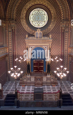 Gli interni della Sinagoga Spagnola, stile moresco ornato tempio della città Ebraica zona di Praga, Repubblica Ceca. Foto Stock