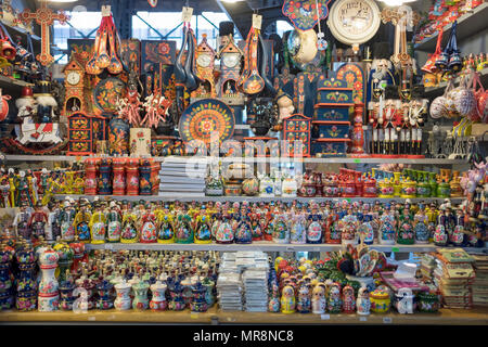 Turismo Colorati oggetti per la vendita al mercato centrale nella sezione di Pest di Budapest, Ungheria. Foto Stock