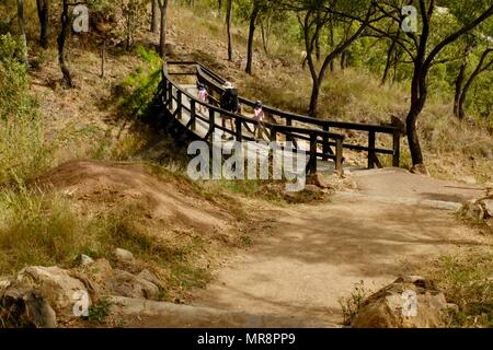 Ponte di legno in cudtheringa via che conduce sulla collina del castello, Castle Hill QLD 4810, Australia Foto Stock