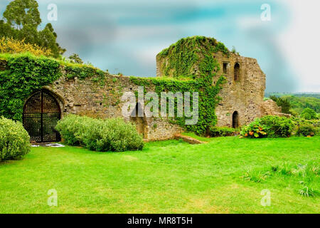 Un castello medioevale di circa 1138, ancora parzialmente intatto dopo secoli di unione meteo, qui in Monmouthshire, Galles Foto Stock