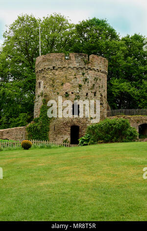 Un castello medioevale di circa 1138, ancora parzialmente intatto dopo secoli di unione meteo, qui in Monmouthshire, Galles Foto Stock