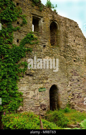 Un castello medioevale di circa 1138, ancora parzialmente intatto dopo secoli di unione meteo, qui in Monmouthshire, Galles Foto Stock