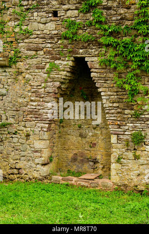 Un castello medioevale di circa 1138, ancora parzialmente intatto dopo secoli di unione meteo, qui in Monmouthshire, Galles Foto Stock