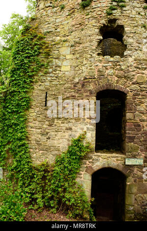 Un castello medioevale di circa 1138, ancora parzialmente intatto dopo secoli di unione meteo, qui in Monmouthshire, Galles Foto Stock