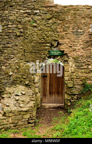 Un castello medioevale di circa 1138, ancora parzialmente intatto dopo secoli di unione meteo, qui in Monmouthshire, Galles Foto Stock