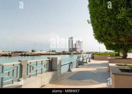 Sono pedonale di Corniche Road in Abu Dhabi, città capitale degli Emirati Arabi Uniti Foto Stock