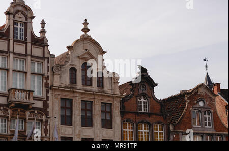 Bellissimi edifici tradizionali nel quartiere storico della città di Mechelen, Belgio Foto Stock