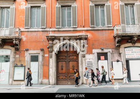 Siena, Italia - 16 Maggio 2016: i cittadini di Siena a piedi sulla strada da edificio storico Foto Stock