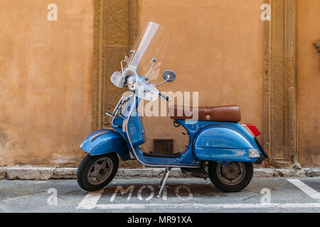 Siena, Italia - 16 Maggio 2016: Retro scooter sulla strada della città di Siena Foto Stock