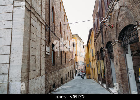 Siena, Italia - 16 Maggio 2016: la gente camminare sulla strada in salita di Siena Foto Stock