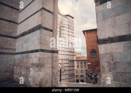 Siena, Italia - 16 Maggio 2016: lato facciata medievale del Duomo di Siena Foto Stock