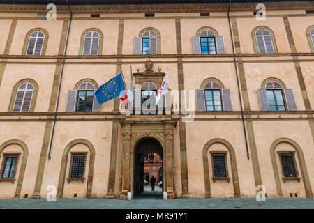 Siena, Italia - 16 Maggio 2016: la gente a piedi da Palazzo Reale facciata Foto Stock