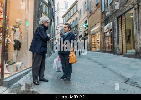 Siena, Italia - 16 Maggio 2016: Le donne parlando sulla strada della città di Siena Foto Stock