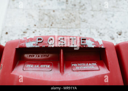 Siena, Italia - 16 Maggio 2016: Rosso postbox su edificio nella città di Siena Foto Stock