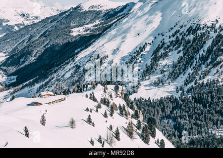 MAYRHOFEN, Austria - 19 febbraio 2018: vista aerea di tradizionali case di legno in maestose coperte di neve montagne invernali, mayrhofen ski area, austri Foto Stock