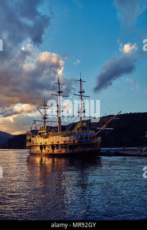 Traghetto progettato come una nave dei pirati sul Lago Ashi, Hakone, Giappone Foto Stock