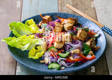 Stile vietnamita insalata con tofu e i vermicelli tagliatelle Foto Stock