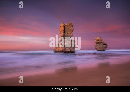 Due dei dodici Apostoli si trovano a Gibson's Beach sulla Great Ocean Road a Victoria Australia all'alba Foto Stock