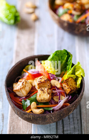 Stile vietnamita insalata con tofu e i vermicelli tagliatelle Foto Stock