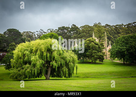 Giardini e fogliame presso l'insediamento di Port Arthur in Tasmania Australia Foto Stock