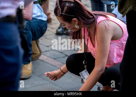 Le persone scrivono messaggi, lasciare i fiori e i tributi in St Ann's Square prima il Manchester concerto insieme ricordando le vittime dell'Arena attentato alla bomba a Manchester in Gran Bretagna, il 22 maggio 2018. Il principe William e del Primo Ministro britannico Theresa Maggio hanno aderito altri uomini politici, come pure i membri della famiglia di quelli uccisi, e primi responder alla scena del terrore attacco, mentre migliaia di persone si sono radunate in Manchester Martedì il primo anniversario di un attacco terroristico nella città che ha lasciato 22 morti. Foto Stock