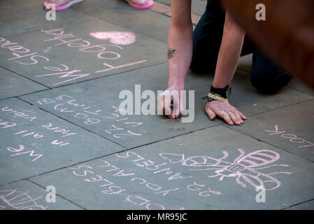 Le persone scrivono messaggi, lasciare i fiori e i tributi in St Ann's Square prima il Manchester concerto insieme ricordando le vittime dell'Arena attentato alla bomba a Manchester in Gran Bretagna, il 22 maggio 2018. Il principe William e del Primo Ministro britannico Theresa Maggio hanno aderito altri uomini politici, come pure i membri della famiglia di quelli uccisi, e primi responder alla scena del terrore attacco, mentre migliaia di persone si sono radunate in Manchester Martedì il primo anniversario di un attacco terroristico nella città che ha lasciato 22 morti. Foto Stock