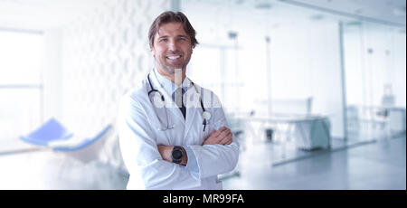 Ritratto di smilling senior medico di medicina a sua ordinazione Foto Stock