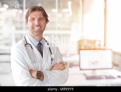 Ritratto di smilling senior medico di medicina a sua ordinazione Foto Stock