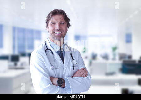 Ritratto di smilling senior medico di medicina a sua ordinazione Foto Stock