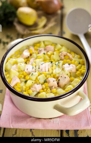 Dolce di salmone, mais, zuppa di patate Foto Stock