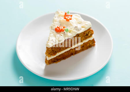 Fetta di torta di carote con la glassa e decorazione di carota. Foto Stock