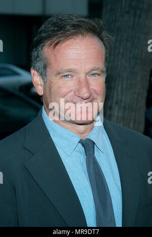 Robin Williams che arrivano alla premiere di 'un'ora foto' presso l'Accademia delle Arti e delle scienze cinematografiche di Los Angeles. Agosto 22, 2002. WilliamsRobin35 Red Carpet Event, verticale, STATI UNITI D'AMERICA, industria cinematografica, celebrità, fotografia, Bestof, arte cultura e intrattenimento, Topix celebrità moda / Verticale, meglio di, evento nella vita di Hollywood - California, moquette rossa e dietro le quinte, USA, industria cinematografica, celebrità, movie celebrità, personaggi televisivi, musica celebrità, fotografia, Bestof, arte cultura e intrattenimento, Topix, headshot, verticale, una persona, dall'anno , 2002, inchiesta Foto Stock