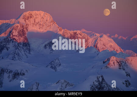 Ore del sorgere sul Monte di Gilbert, Chugach Mountains, Alaska Foto Stock