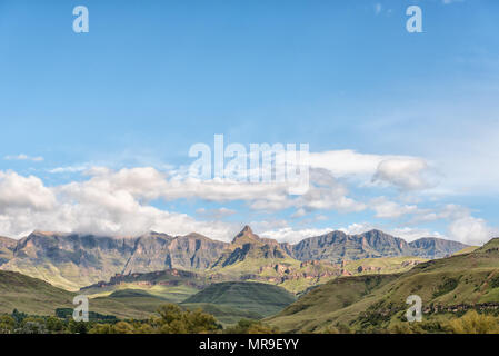 Il Drakensberg giardino al castello vicino Underberg. Rhino Peak (3056m sopra il livello del mare) è visibile nella parte centrale Foto Stock