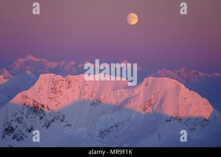 Ore del sorgere oltre il Chugach Mountains, Alaska Foto Stock