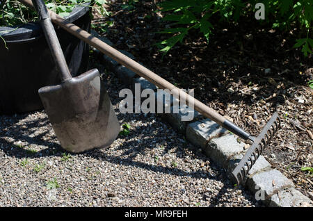 Attrezzature da giardino - benna, rastrello e pala Foto Stock