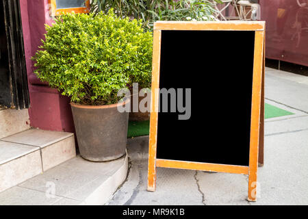 Rustico in legno blackboard nella parte anteriore di ingresso ristorante Foto Stock