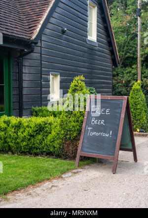 Cartello scherzo dicendo birra gratis domani Foto Stock