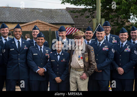 305bombardamento veterano gruppo Douglas Ward, prende una foto con gli attuali membri della 305Aria Mobilità ala, ora di stanza a base comuneGuire-Dix Mc-Lakehurst, N.J. davanti la 305BG memorial Chelveston in Inghilterra, 27 maggio. Ward è servita nel 305BG da 1942-1945. (U.S. Air Force foto di Senior Airman Joshua King) Foto Stock