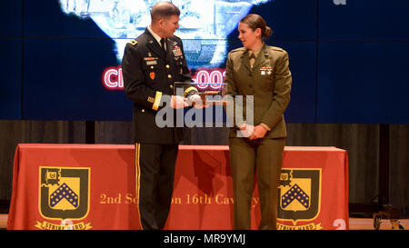 Secondo tenente Polatchek presenta un istruttore con un regalo di graduazione durante l'esercito corazza del funzionario di base corso leader a Fort Benning, Georgia, 12 aprile 2017. Polatchek laureato al top della sua classe ed è ora il primo serbatoio femmina ufficiale della Marine Corps. Foto Stock