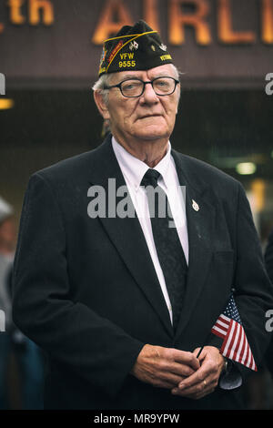 Ritirato U.S. Air Force Master Sgt. Bill Bilyk, veterano di guerra di Vietnam e stati dei veterani di guerra estera post 9555, tiene la bandiera americana durante il giorno memoriale della cerimonia presso Yokota Air Base, Giappone, 26 maggio 2016. La 374 Airlift Wing ha ospitato la cerimonia in memoria di coloro che hanno fatto il sacrificio estremo durante il servizio militare. (U.S. Air Force foto di Yasuo Osakabe) Foto Stock