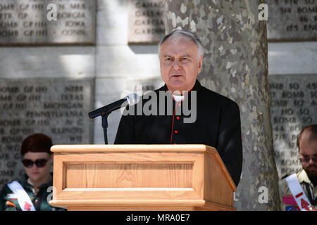La Chiesa Episcopale americana di San Giacomo a Firenze è una parrocchia episcopale che serve una congregazione di lingua inglese in Italia. Un rettore pronuncia le sue osservazioni durante una cerimonia del Memorial Day al Florence American Cemetery and Memorial il 29 maggio 2017. L'immagine d'archivio documenta la partecipazione religiosa all'interno di un servizio commemorativo militare. Foto Stock