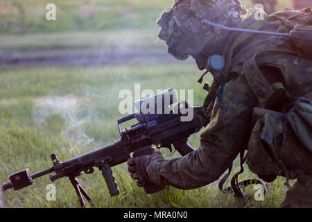 Un soldato canadese, 1° battaglione del Royal Canadian Regiment, Bravo Company, ricarica la sua arma durante una battaglia simulata in esercizio Maple risolvere 17 a Camp Wainwright in Alberta, Canada, 28 maggio 2017. Esercizio Maple risolvere è un annuale di formazione collettiva evento progettato per qualsiasi operazione di emergenza. Circa 4.000 canadese e 1.000 membri del servizio da parte degli Stati Uniti, Gran Bretagna, Australia, Nuova Zelanda e Francia stanno partecipando a questo anno di esercizio. (U.S. La Guardia Nazionale foto di Spc. Elizabeth Scott) Foto Stock