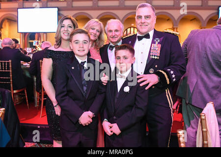 Stati Uniti Capo di Stato Maggiore dell Esercito gen. Mark A. Milley assiste la tragedia sul programma di assistenza per i superstiti (TAPS) Guardia d'Onore Gala presso il National Building Museum, Washington D.C., 12 aprile 2017. Foto Stock